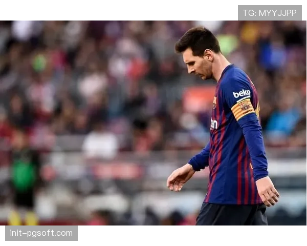 特写瞬间：诺坎普全场嘘声，针对客队一次成功的“战术犯规”打断进攻节奏